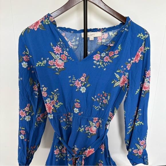 Women’s Ann Taylor LOFT Blue Floral Smocked Tie Waist Dress 4R NWOT - Picture 2 of 4